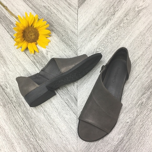 Baretraps | Sedina Gray Cut Out Flat Sandals - Picture 2 of 7